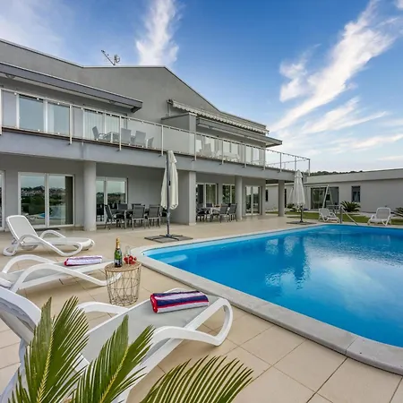 Elegant Panoramic Seaview Пула