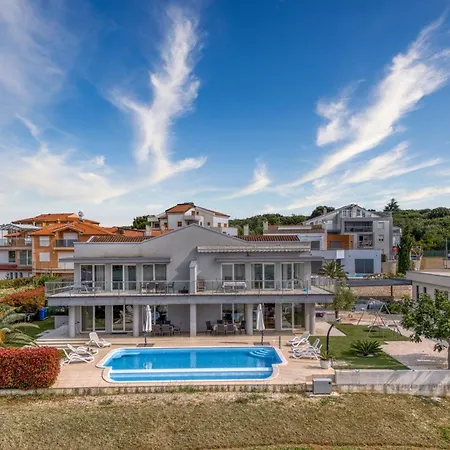 Elegant Panoramic Seaview