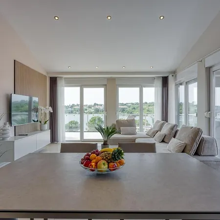 Elegant Panoramic Seaview Апартаменты *